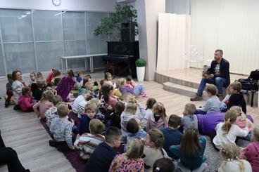 Wieluń: Biblioteka Miejska zaprosiła dzieci na spotkanie z fotografem Piotrem Pabisiakiem